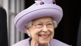 Regina Elisabetta, i suoi look più iconici. Il significato della borsetta, dei colori, dei foulard