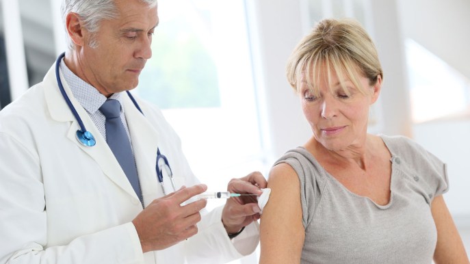 Vaccino bivalente e non solo, come proteggere chi è più a rischio d’infezioni