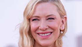 Venezia 79, Cate Blanchett a 53 anni scalza tutte. Fiori sul décolleté e schiena nuda