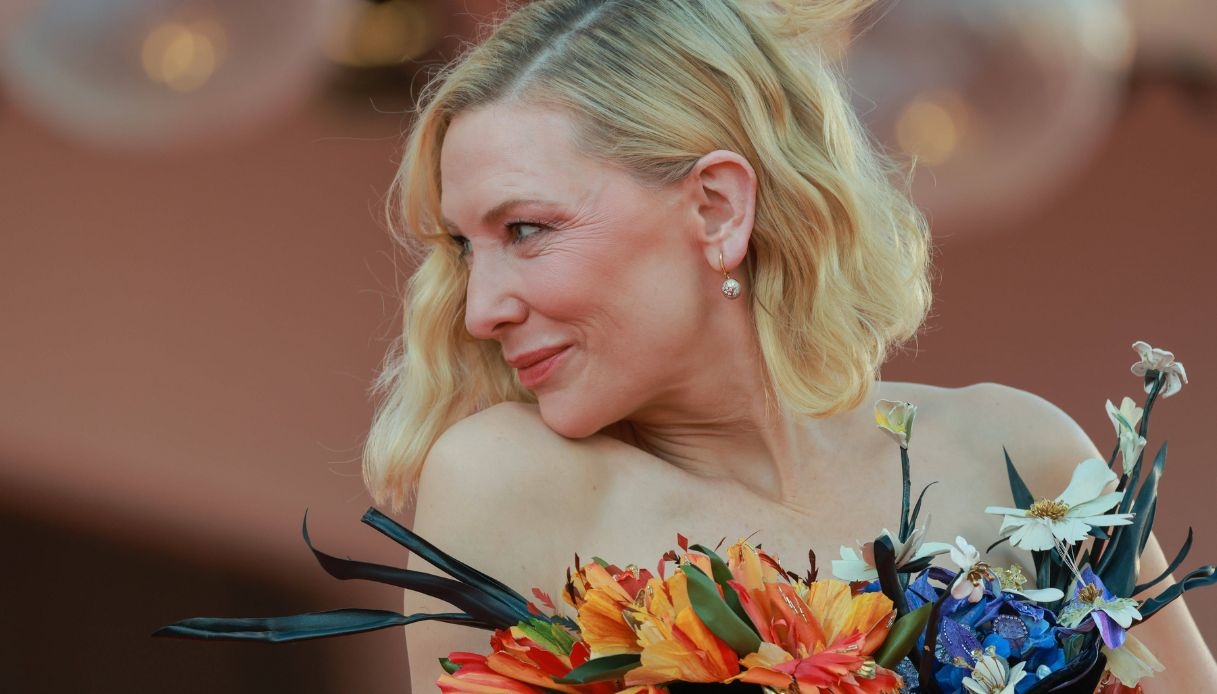 Agli Oscar sfila il fiocco blu: perché Cate Blanchett e altre star hanno  indossato la spilla