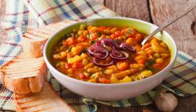 Ricette economiche contro il caro bollette: dalla ribollita alla frittata di pasta