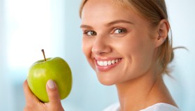 La dieta per denti sani: cosa portare in tavola e cosa evitare