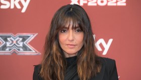 “X Factor”, camicia bianca trasparente: Ambra riscrive la moda (e incassa una battutina sull’ex)