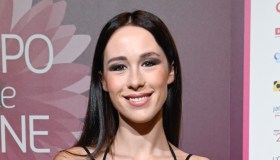 Aurora Ramazzotti: pancino in bella vista sulle note de La vie en rose