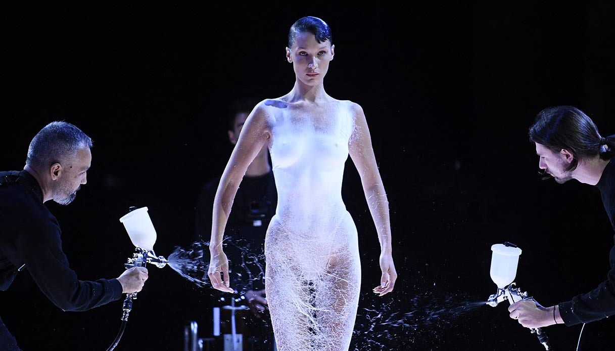 Bella Hadid alla sfilata Coperni durante la Paris Fashion Week