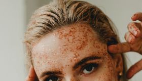 Glitter capelli, il trend anni 2000 che torna attualissimo