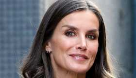 Letizia di Spagna ricicla l’abito con scollo a goccia: la perfetta ispirazione autunnale