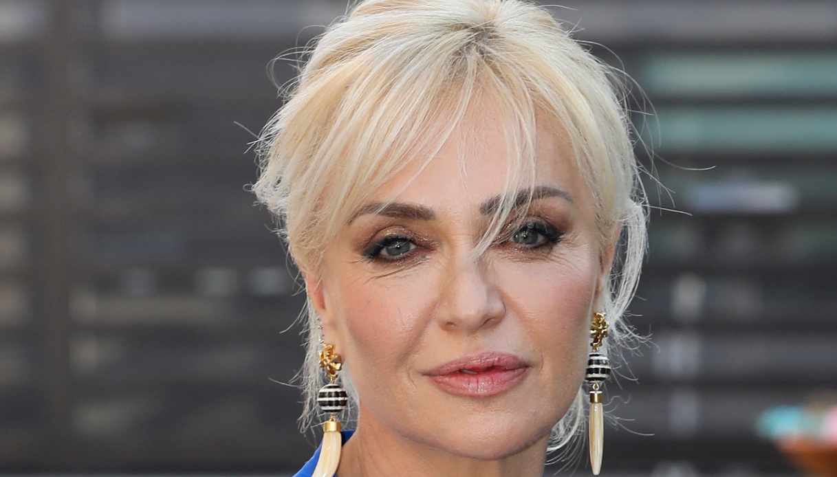 “Ballando con le stelle”, space buns e abito vinilico: il look di Paola Barale della 4ª serata