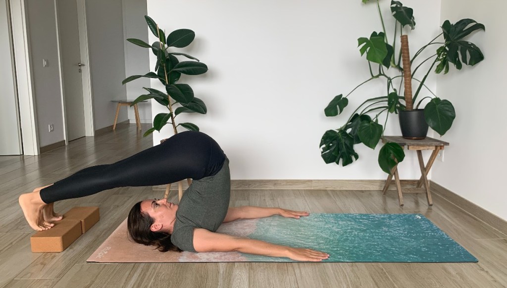 posizione yoga dell'aratro