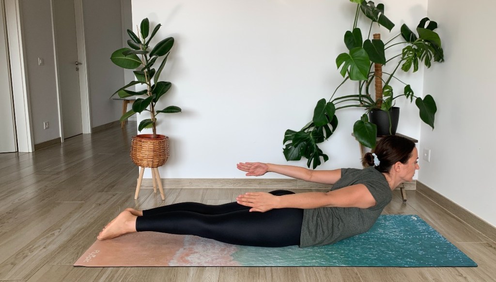 posizione yoga locusta