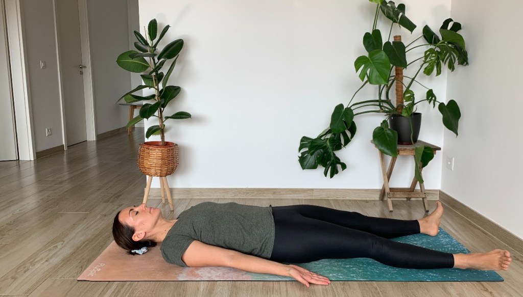 posizione yoga cadavere