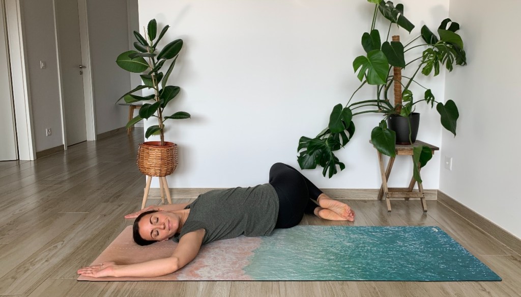 posizione yoga torsione