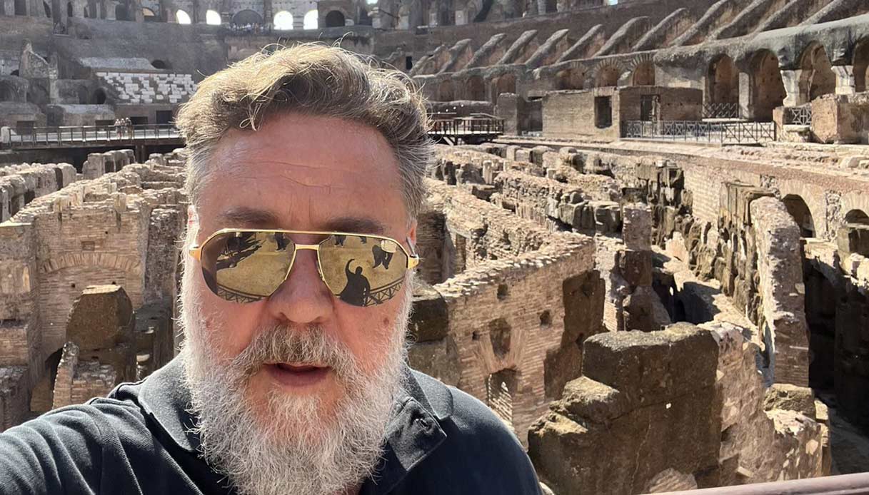 Russell Crowe, uno di noi: in monopattino per Roma