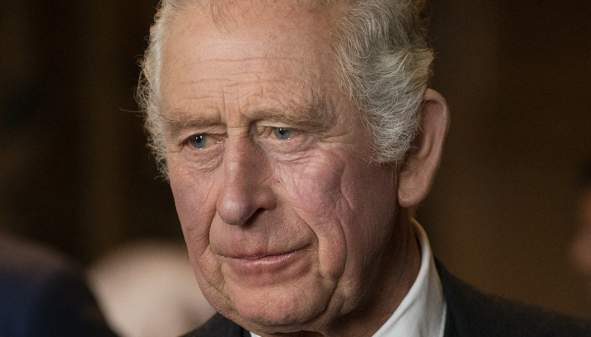 Re Carlo III, la difficile decisione: “Potrebbe non tornare a Buckingham Palace”
