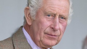 Re Carlo commosso ed esausto: il viaggio che non avrebbe voluto fare