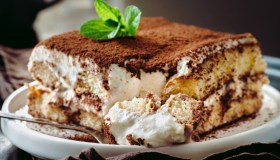 Tiramisù: caffè e cacao, mascarpone e fragole per farsi amare in tutto il mondo