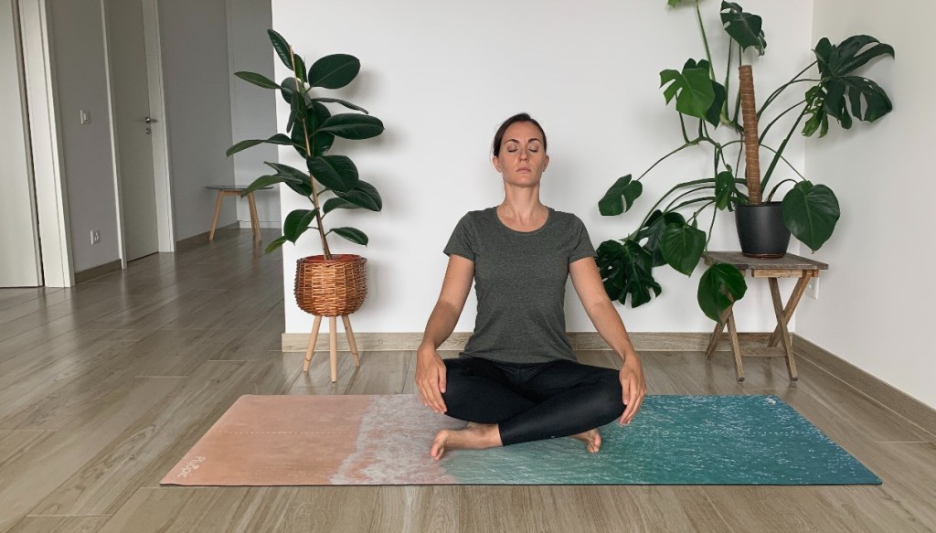 posizione yoga semplice