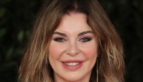 Alba Parietti, gonna di pelle e top in pizzo: il tempo si è fermato (ma c’è chi la critica)