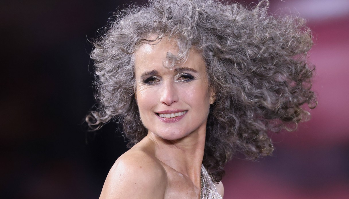 Andie MacDowell in passerella a 64 anni con spacco vertiginoso