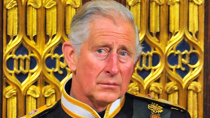 Incoronazione Carlo III: la corona insanguinata e il prezzo da pagare per Harry