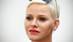 Charlene di Monaco torna per la SPA: capelli bianchi e quasi a zero