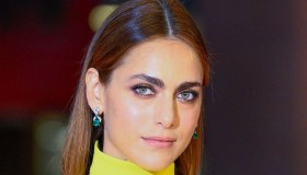 Festa del Cinema di Roma: Miriam Leone, look in giallo con spacco. E bacia il suo Paolo