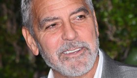 George Clooney perde la testa: scollature vertiginose e abito da 12.629 euro
