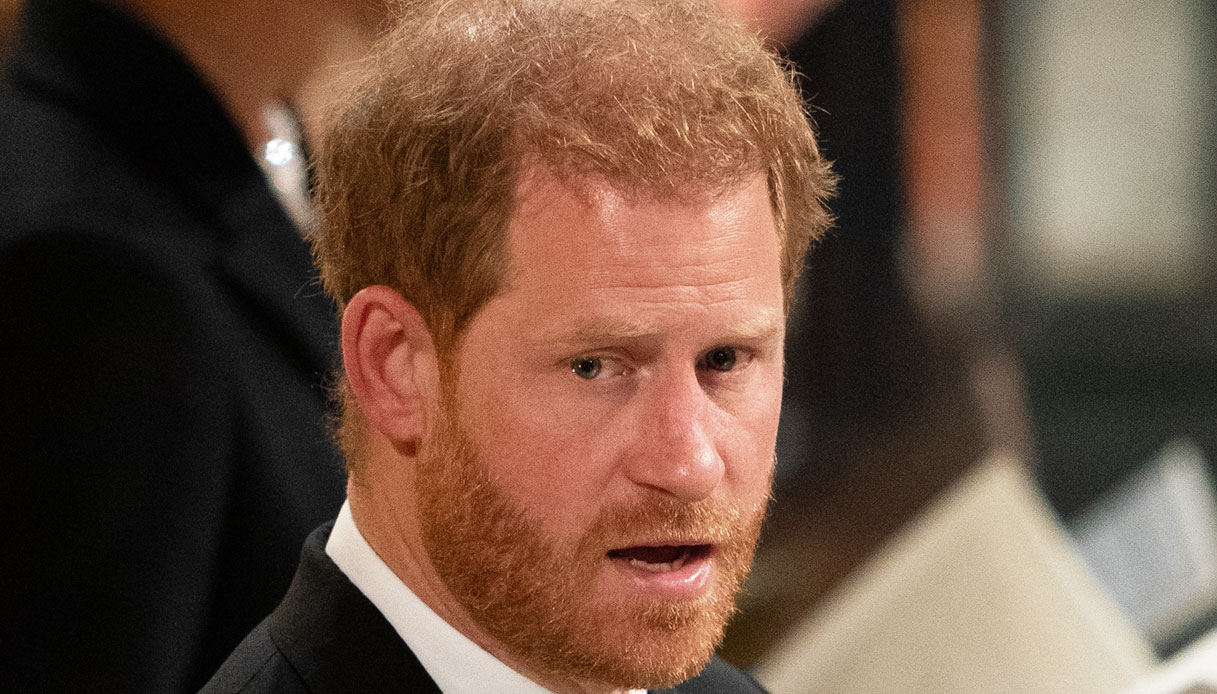 Harry diseredato, Carlo vuole un altro test del DNA. La foto con Meghan Markle dice tutto