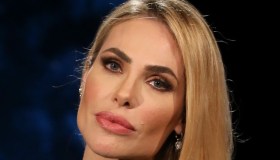 Ilary Blasi, il look di pelle rilancia i leggins a coste (in verde bandiera)
