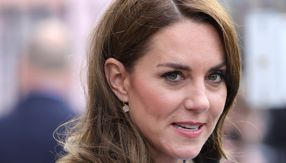 Kate Middleton: viso sciupato, capelli arruffati e palandrana celeste. Ma è uno schianto