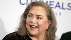 Era l’affascinante Joan del “Gioiello del Nilo” con Michael Douglas: oggi ha 68 anni