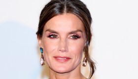 Letizia di Spagna aggressiva, top in pelle con borchie e nuovo taglio. Ma fa flop