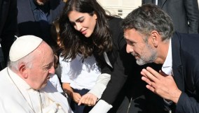 Papa Francesco incontra Raoul Bova e Rocio Munoz Morales