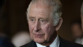 Carlo, il mistero della foto di Harry e Meghan Markle nel suo ufficio