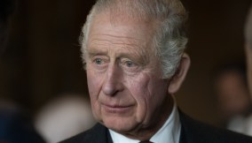 Re Carlo espone in ufficio la foto di Meghan e Harry