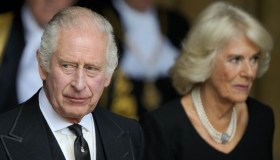 Re Carlo III resta da solo a Palazzo, Camilla è fuggita in India