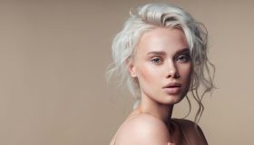 Tendenze capelli biondi AI 2022 2023: le nuance da scoprire