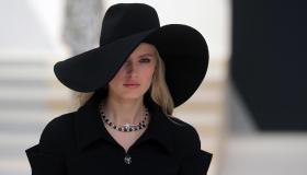 Look in nero in chiave ultra femminile a cui ispirarsi