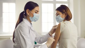 Non solo Covid, i vaccini consigliati per gli anziani e i malati cronici