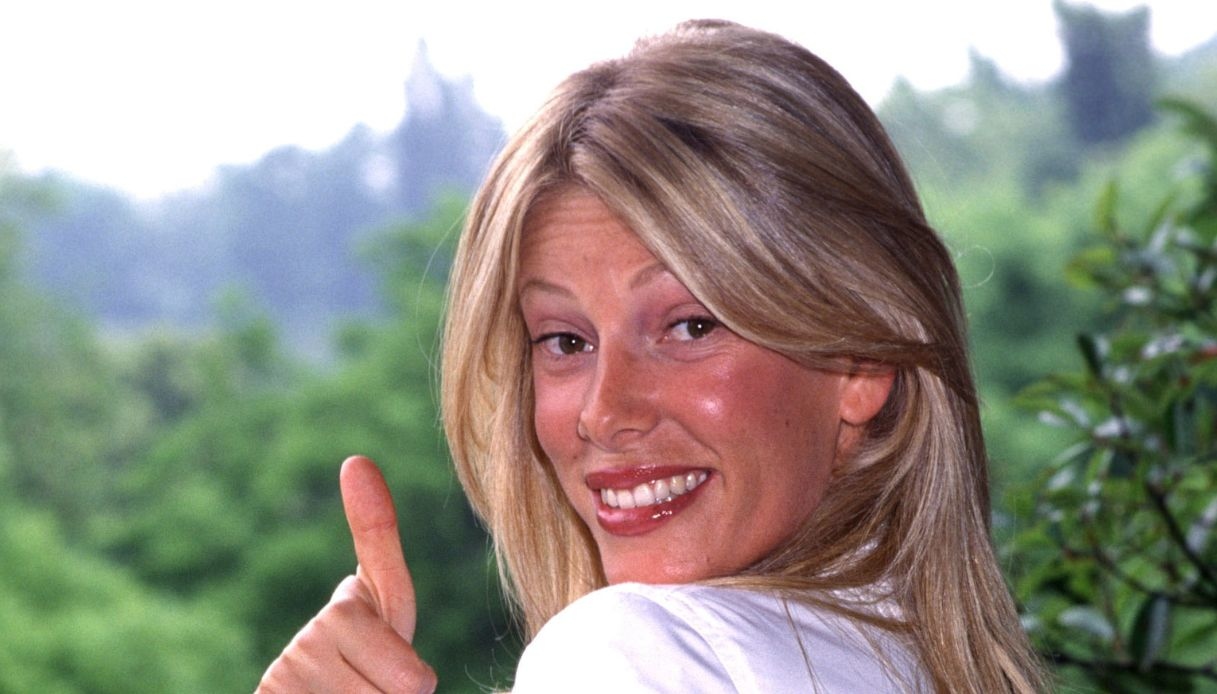 Alessia Marcuzzi in versione cozy, rilancia gli scaldamuscoli anni Ottanta