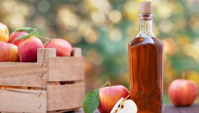 Come fare l’aceto di mele e perché berlo con l’acqua