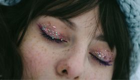 Come usare i glitter sugli occhi: con la colla, senza colla, come topper