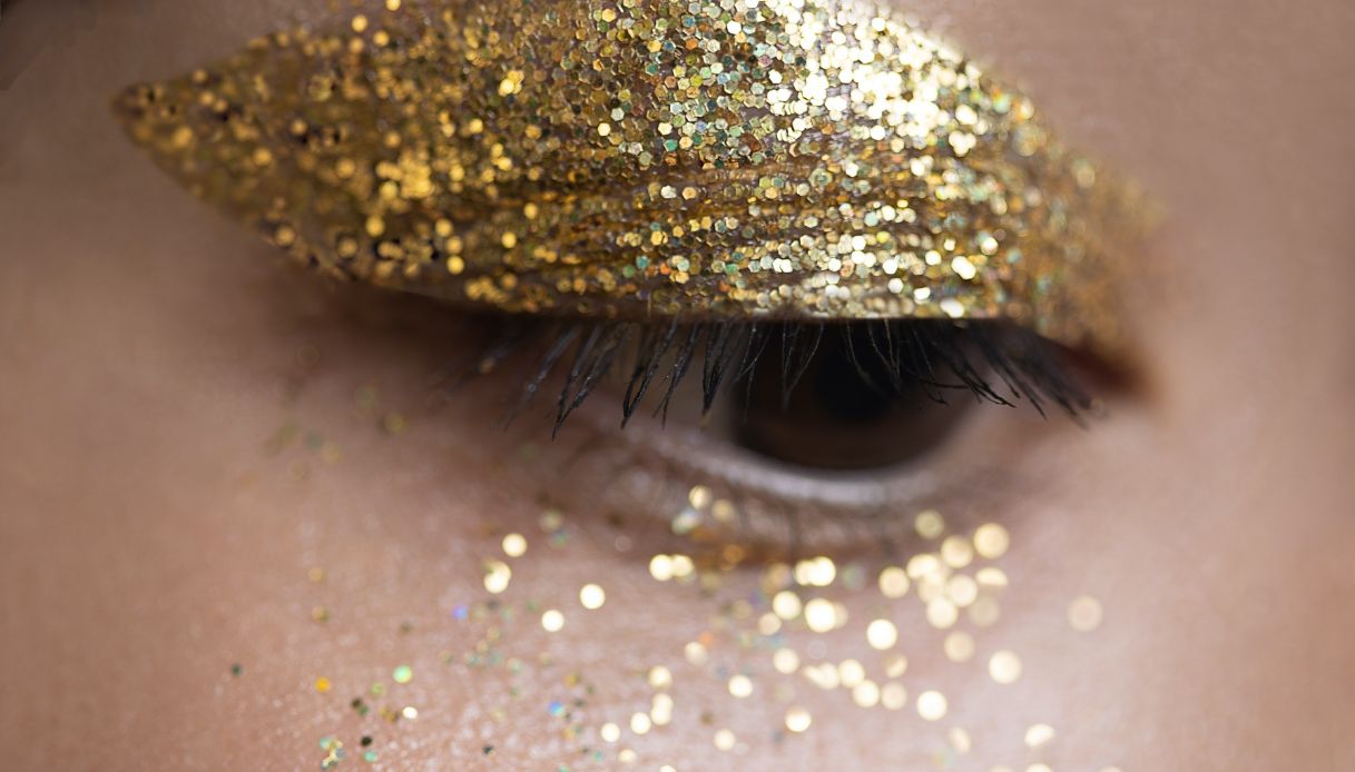 closeup occhio marrone con glitter oro