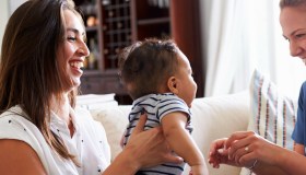 L’Abruzzo dice sì a una famiglia con due mamme: la sentenza storica