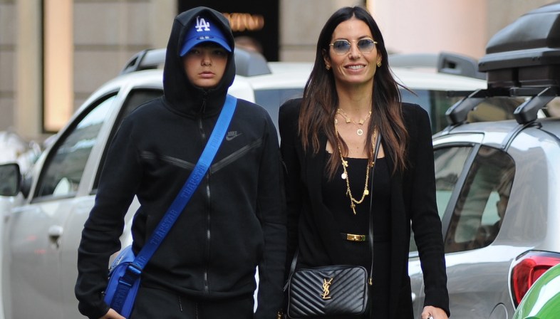 Elisabetta Gregoraci, shopping con Nathan: lo spacco vertiginoso