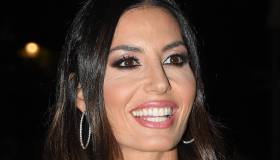 Elisabetta Gregoraci, giornata di shopping con Nathan: look total black e spacco vertiginoso