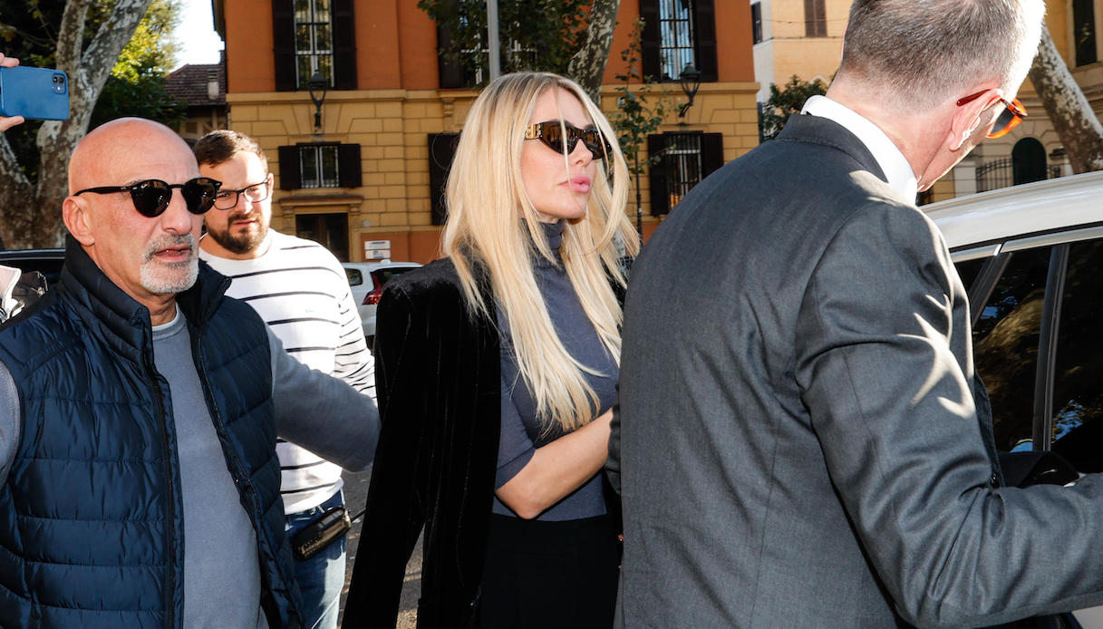 Ilary Blasi, l'arrivo in tribunale (con la borsa trafugata da Totti)