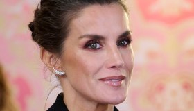 Letizia di Spagna, impeccabile all’assemblea NATO: chi cura il suo look