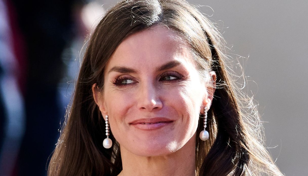 Letizia di Spagna, l’abito riciclato (più volte) che rivela un po’ troppo