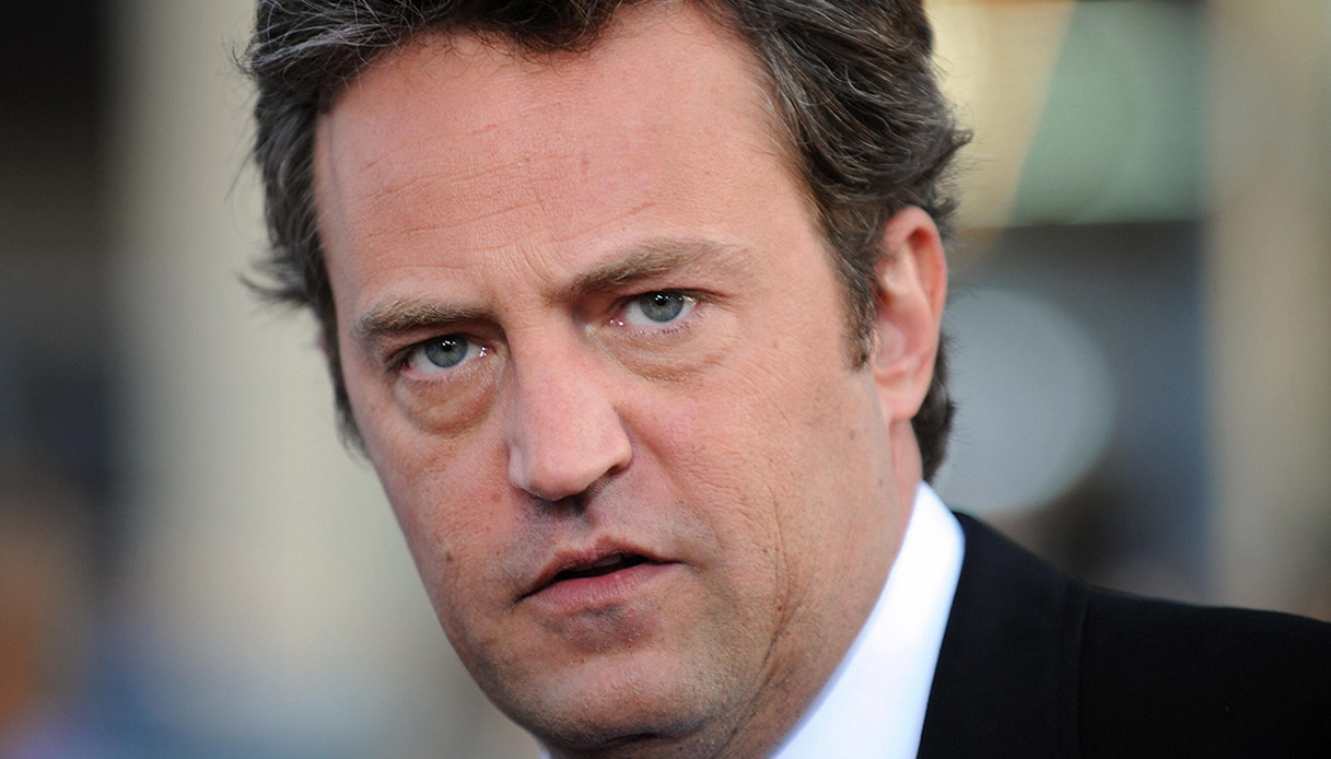 Matthew Perry e l'alcolismo: «A 14 anni mi scolavo già un'intera bottiglia  di vino al giorno»